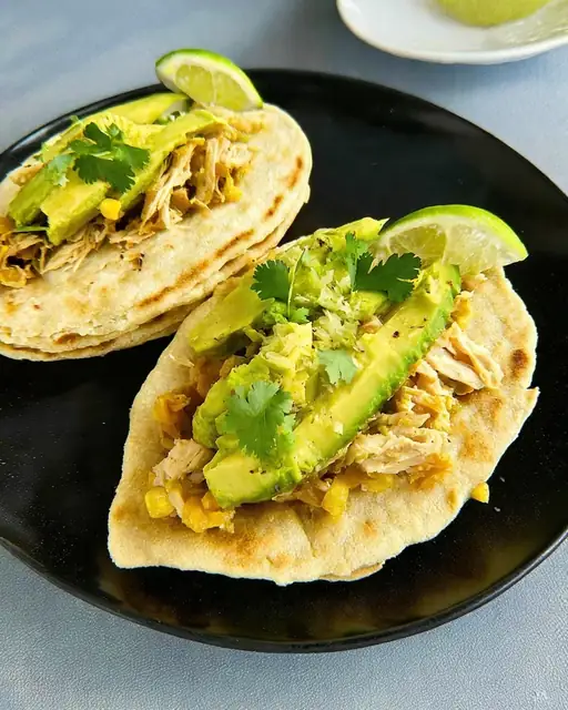Arepas de maíz rellenas de pollo deshebrado y aguacate