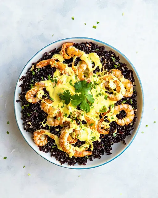 Arroz negro mediterráneo con calamar y alioli ligero