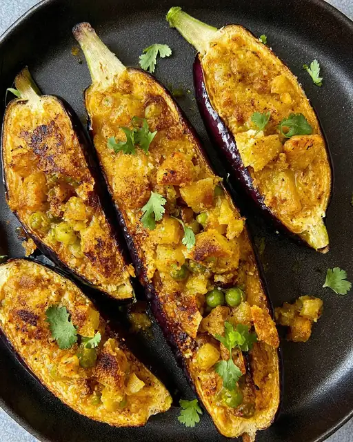 Berenjenas Rellenas con Papa, Arvejas y Paneer (Air Fryer)