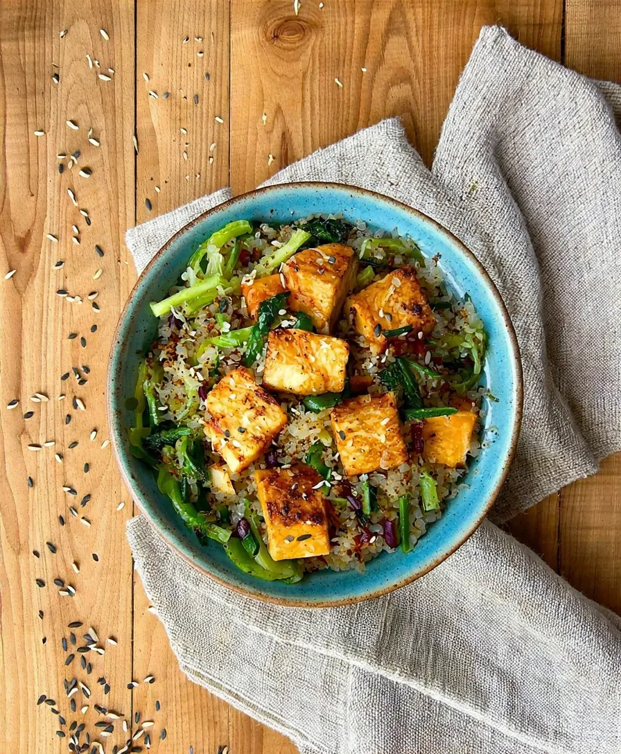 Bowl de quinoa con tofu y vegetales