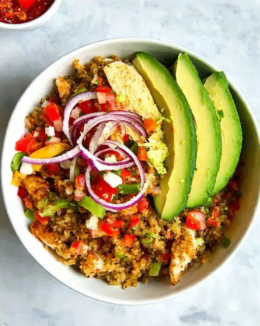 Bowl Mexicano con quinoa, pollo y pico de gallo