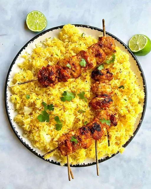 Brochetas de Pollo estilo Tikka con Arroz de Coliflor y Cúrcuma