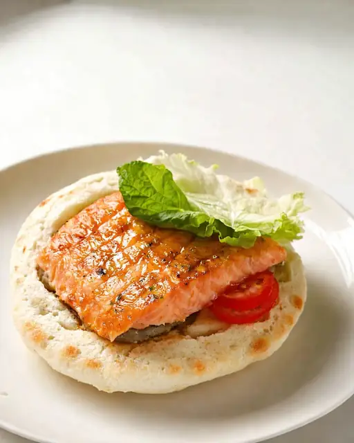 Burger de salmón en pan nube esponjoso y firme