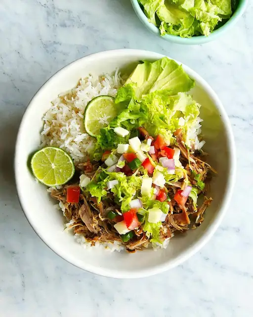 Carnitas fit en bowl mexicano con aguacate