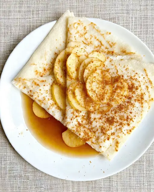 Crepas finas de harina de arroz con manzana caramelizada con especias