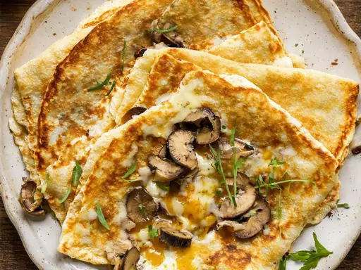 Crepes de trigo sarraceno con queso y champiñones
