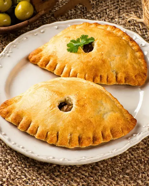 Empanadas horneadas de mandioca con carne suave y aceitunas
