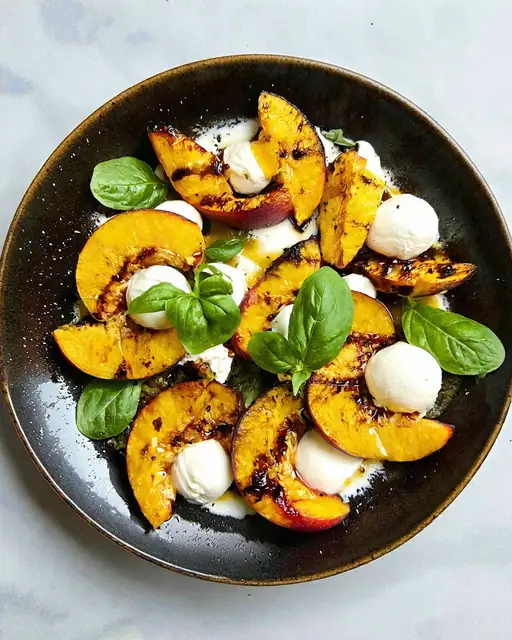 Ensalada Caprese de Nectarina y Mozzarella con Vinagreta de Verjuice