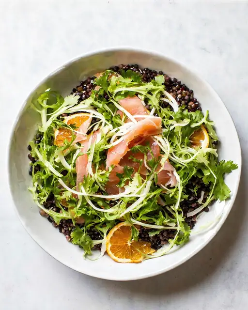 Ensalada tibia de lentejas y salmón ahumado con cítricos