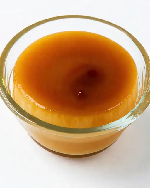 Flan suave de coco light con caramelo de dátil