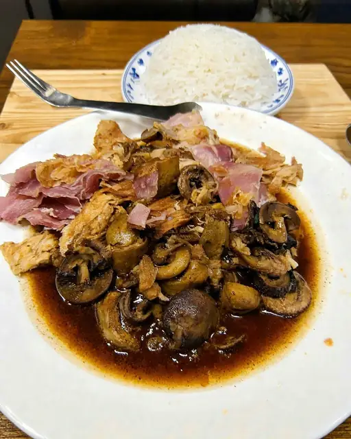 Menudos de Pollo al Jerez: Salteado Noble con Jamón y Hongos Pino