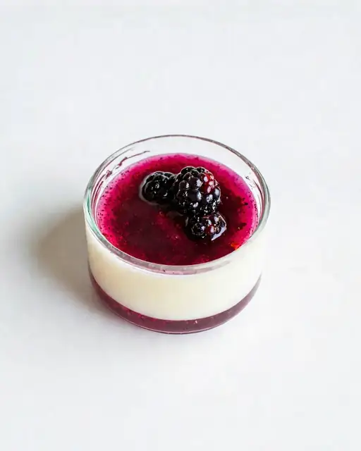 Panna cotta ligera de almendra con salsa de moras