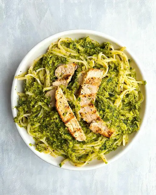 Pasta Integral de Arroz con Pesto Ligero de Espinaca y Pollo