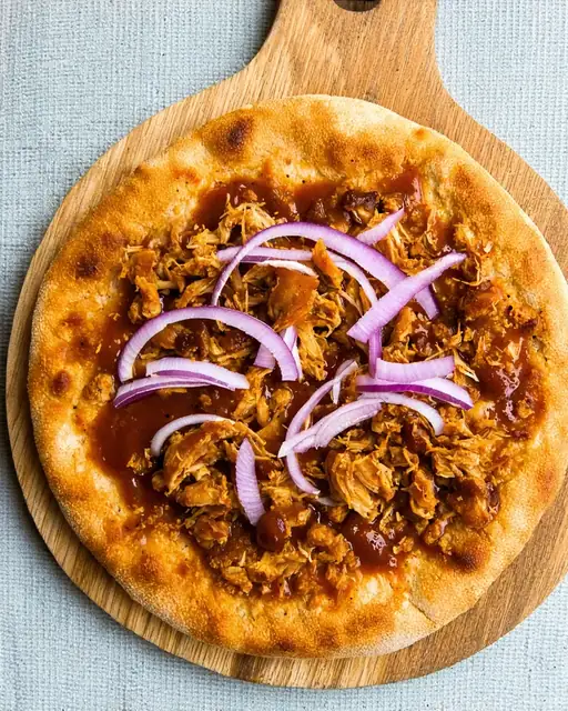 Pizza Socca Individual de Pollo BBQ con Base de Harina de Garbanzo