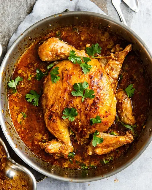 Pollo a la Cacerola: Braseado Noble con Esencia de Carne y Perejil Fresco