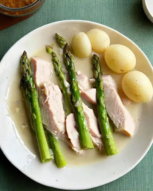 Pollo a la Hamburguesa: Crema Noble de Ave con Espárragos y Papas Torneadas