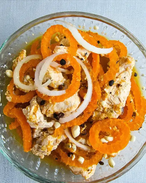 Pollo en Escabeche Noble: Conserva Técnica con Zanahorias y Laurel