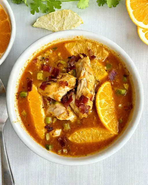 Pollo Noble Agridulce: Estofado con Panceta y Jalea de Naranja