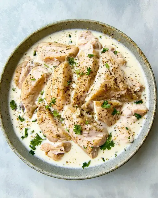 Pollo Noble en Infusión de Leche, Nuez Moscada y Hierbas del Huerto