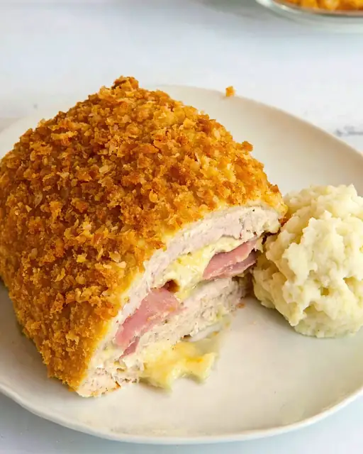Pollo relleno tipo cordon bleu con almendra y puré Low Carb