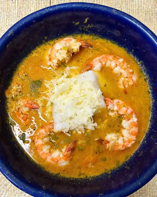 Sopa Limeña de Mariscos y Queso