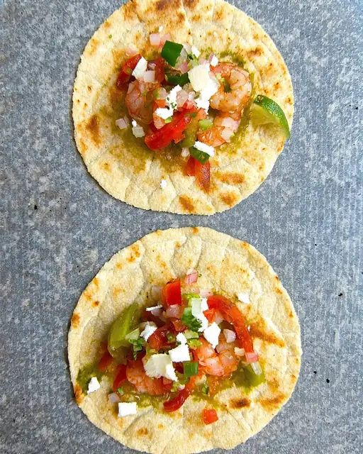 Tacos de camarón con maíz azul estilo gobernador