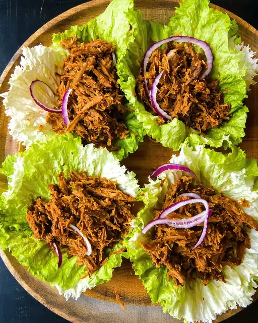 Tacos de Lechuga livianos con cebolla morada